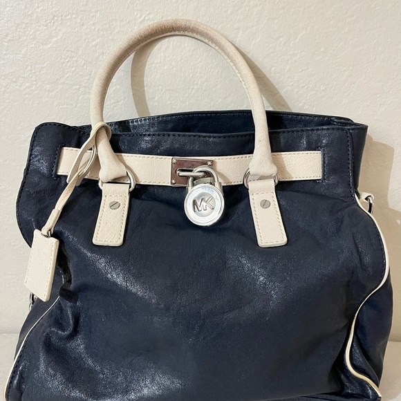 Michael Kors Handbags - Authentic Michael kors leather hand bag.